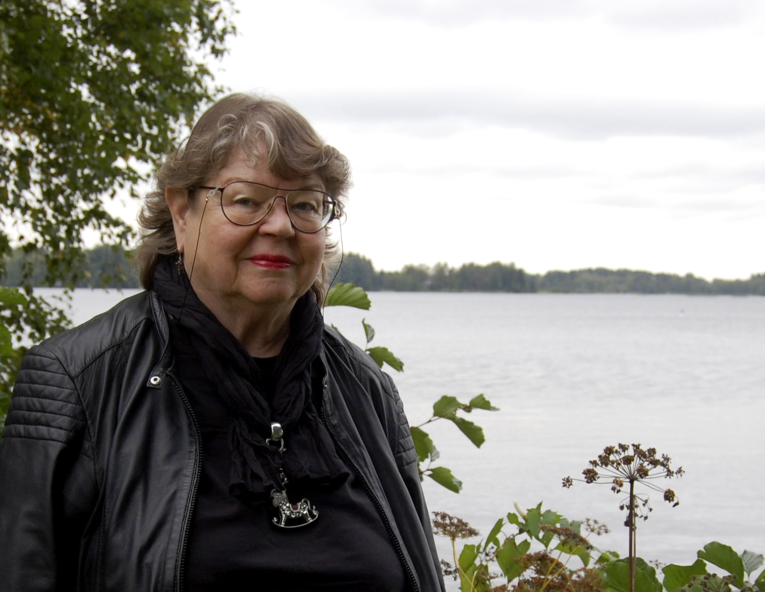 Marita Tuomilaakso asuu nykyään lapsuuden maisemissaan Sastamalassa. Kalastusharrastuksensa hän aloitti jo pikkutyttönä Liekoveden rannalla. 