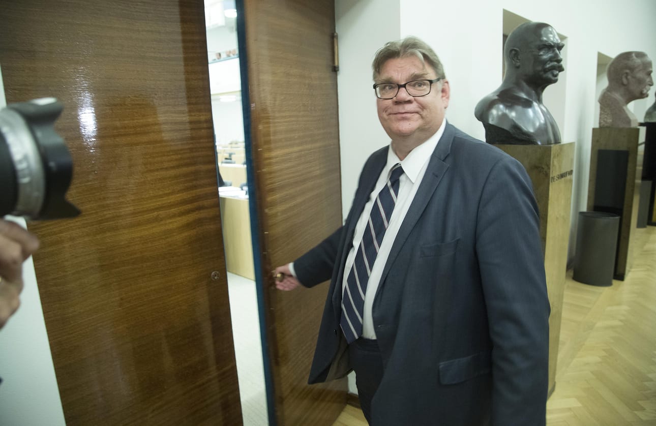 Ulkoministeri Timo Soini (sin.) luottaa siihen, että ulkoministeriö venyy parissa viikossa hoitamaan kaikki tarvittavat järjestelyt kahden suurvallan johtajan huipputapaamista varten.