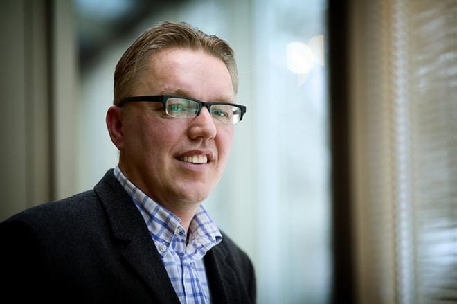 Martin Ahlskog (msk.) teki Mustasaaren valtuustossa ehdotuksen, joka sai kiitosta joka puolelta salia. – Tuhannet kiitokset tästä ehdotuksesta, sanoi valtuuston puheenjohtaja Carola Lithénkin (r.). Kuva: Timo Annanpalo