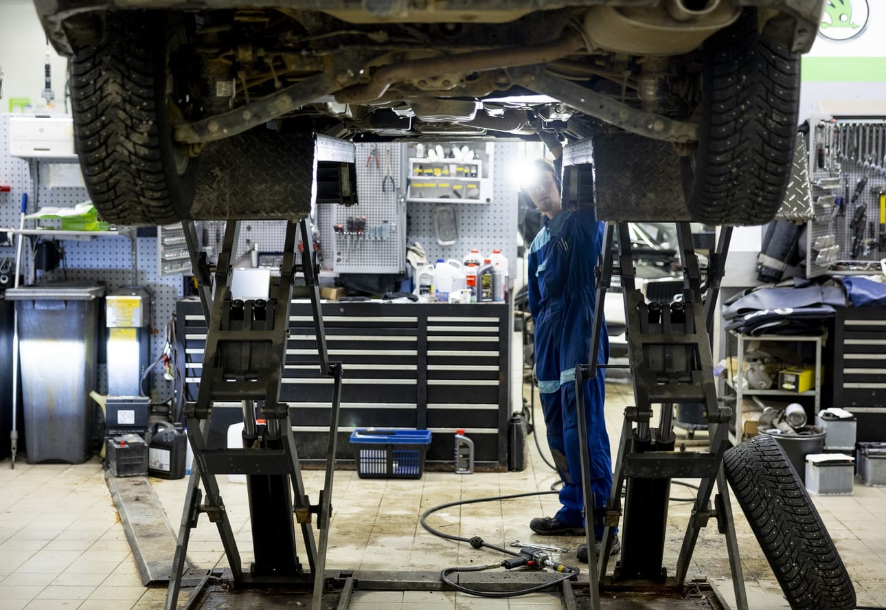 Nykyisessä autoasentajien koulutusputkessa ammattioppilaitoksissa ei valmistu sitä määrää mekaanikoita kuin toisesta päästä eläköityy.