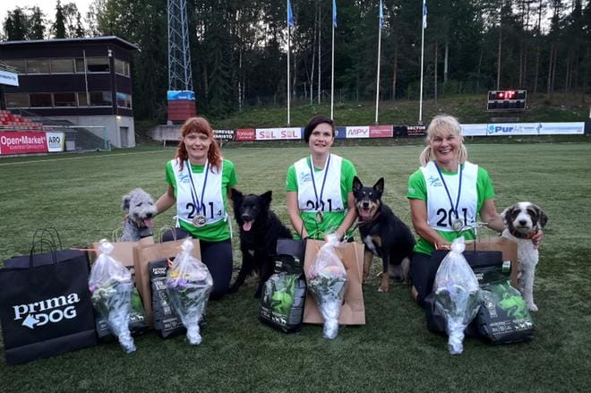 Lakeuden Kennelkerho ry pääsi juhlimaan joukkuekilpailun SM-hopeaa Vantaalla. Joukkueessa oli mukana myös alajärveläinen Sanna Yli-Sissala (oik.) Cocon kanssa, lisäksi joukkueessa kisasivat seinäjokelainen Heli Hietala (vas.) ja koirat Nappo ja Puukko sekä Marika Turpeinen ja Lara Lapualta.