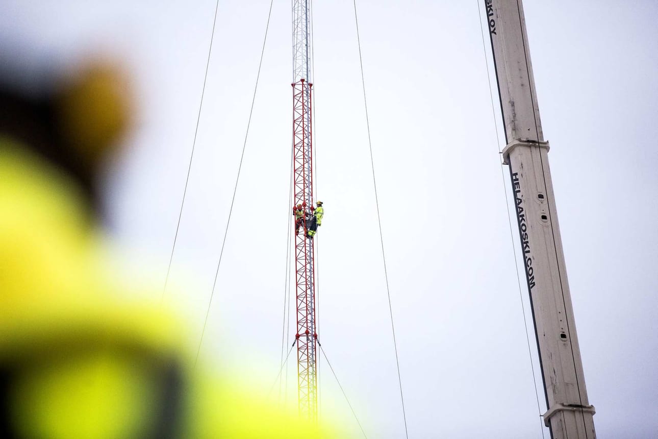 Trans-Antenni Oy:n mastomiehet Paul Andlin ja Jari Ylinen kiipesivät perjantaina 40 ja 80 metrin korkeuteen kiinnittämään maston kolme osaa toisiinsa.