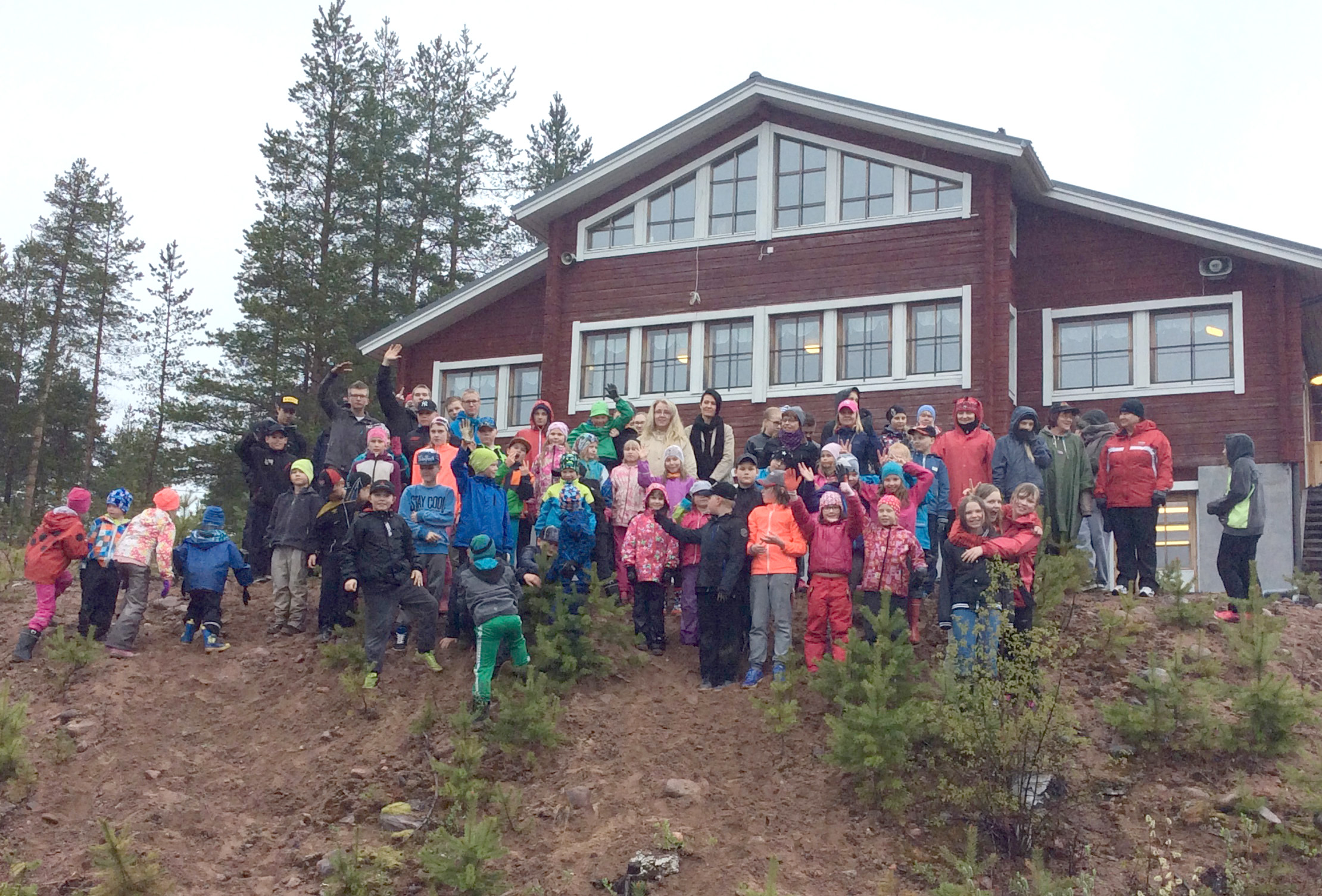 Unelmien liikuntapäivän lopuksi kokoonnuttiin yhteiskuvaan Maksinharjun majan edustalle. Kuva: Sanna Tahvola