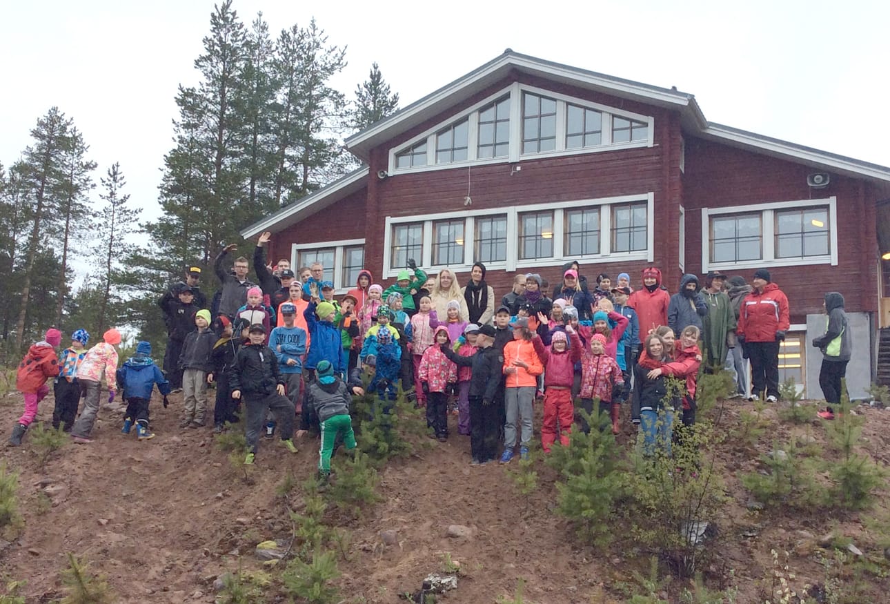 Unelmien liikuntapäivän lopuksi kokoonnuttiin yhteiskuvaan Maksinharjun majan edustalle. Kuva: Sanna Tahvola