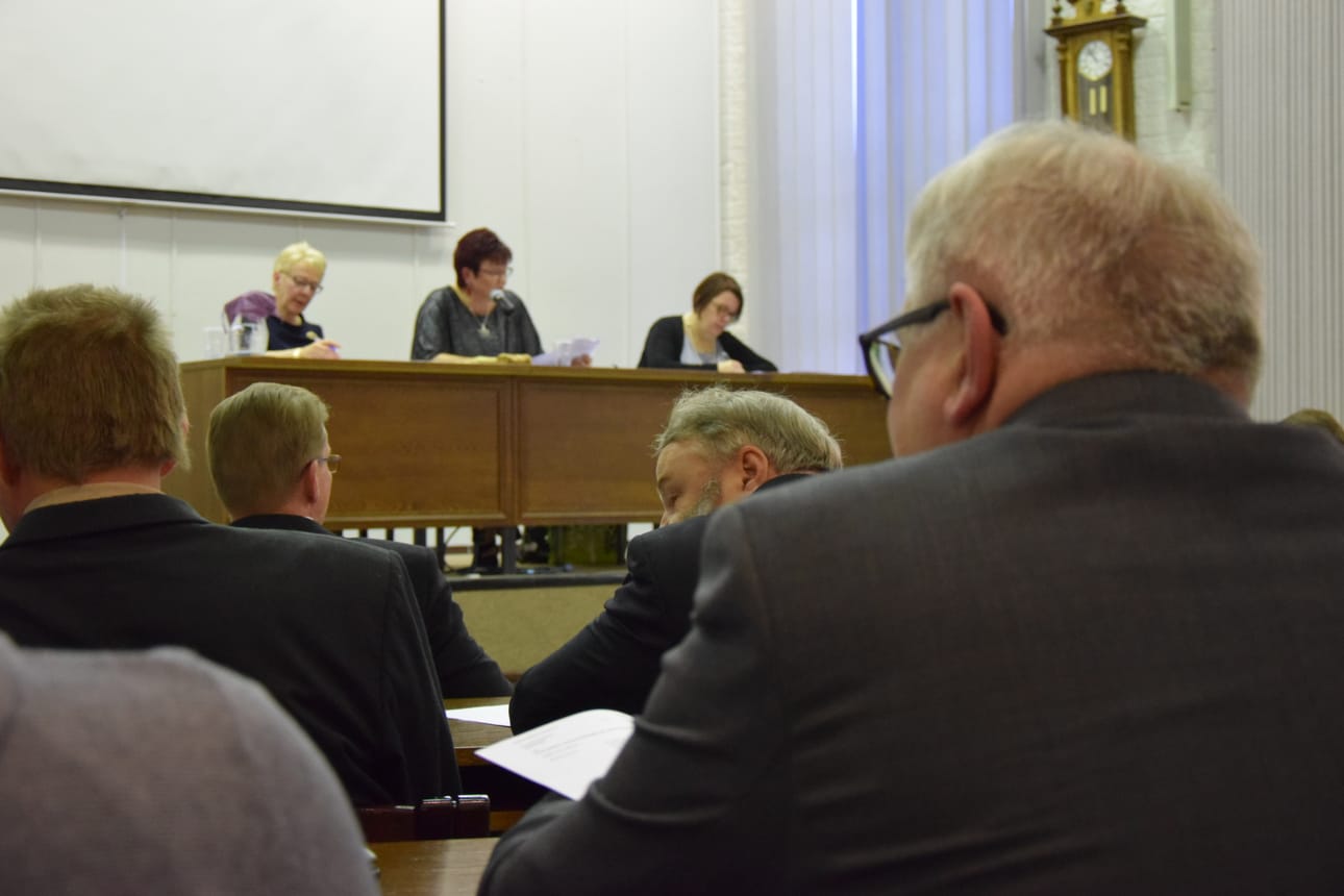 Siikajoen kunnan juhlavaltuusto oli kunnanjohtaja Kaisu Tuomen viimeinen virkatehtävä. Puhetta kokouksessa johti valtuuston puheenjohtaja Päivi Eskola ja pöytäkirjaa piti hallinto- ja talouspäällikkö Krista Kustula. Kuva Sara Lampela