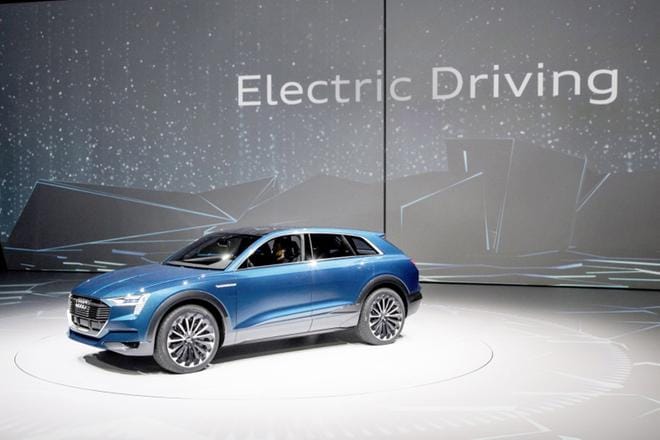 Litium-akkuja tarvitaan sähkö- ja hybridiautomarkkinoilla. Audin ensimmäinen täyssähköauto e-tron quattro toimii kolmella sähkömoottorilla. Litium-ioniakussa on 500 kilometriä ajoaikaa.