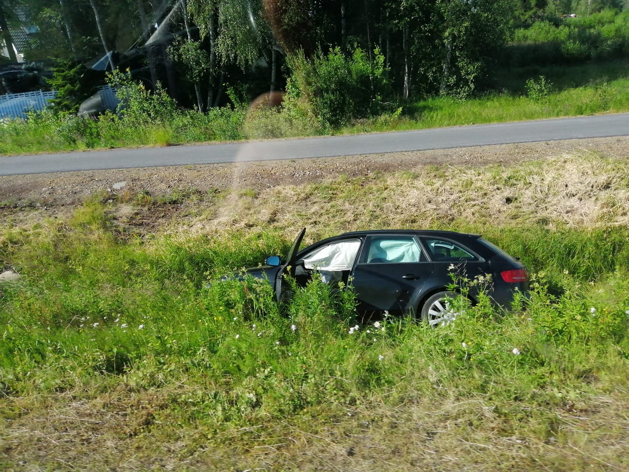Henkilöauto törmäsi Ouluntiellä Vesalan kohdalla valotolppaan.
