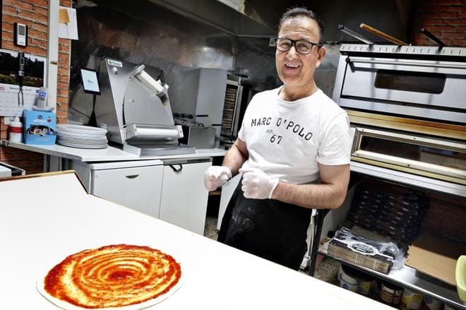 Mohammed Rahmanin pizzeriassa on hänen lisäkseen kaksi työntekijää. Tutkintoakin pizzeriassa on juhlittu perhepiirissä. Tarjolla oli silloin kakkua. KUVA: KARI LÖFHJELM