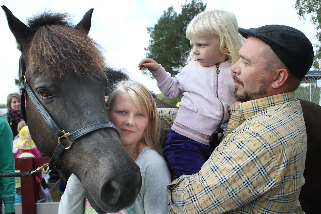 Viivi Lankinen, 11, on käynyt vuoden ratsastustunneilla. Isla Vääräniemi, 3, seuraa siskoa joskus tallille. Sami Vääräniemi hengaili tallilla opiskeluaikoinaan.