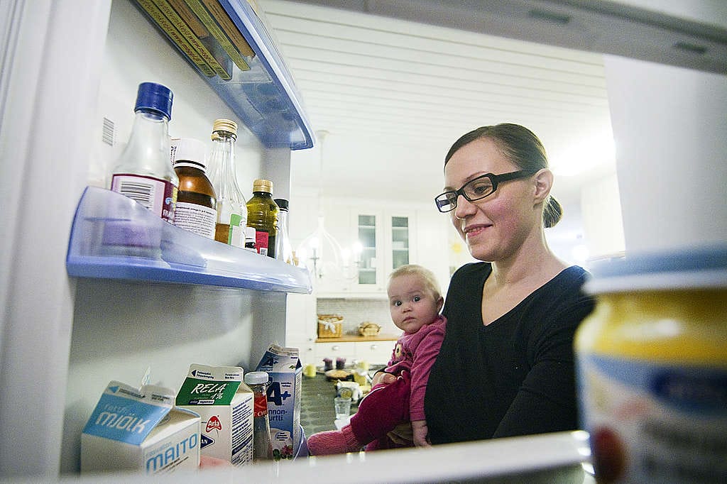 Hanna Reetta Niemistö suunnittelee viikon ruokalistan etukäteen, jolloin ruokaa ei mene hukkaan. Perusostokset tehdään kerran viikossa, täydennyskäynnillä haetaan maitoa ja karkkipäivän herkut. Perheen nuorimm