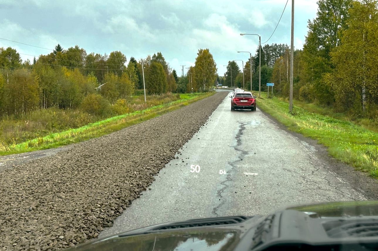 Itäpuolentietä kunnostetaan Keminmaassa ja Tervolassa. Viime viikolla tietöitä tehtiin Tervolan Palonperän kylän eteläpuolella.