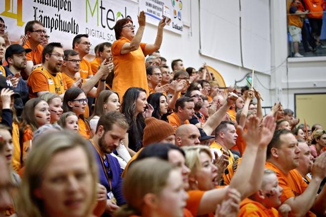 Kauhajoen koripalloareenaa koulukeskuksessa pidetään ehkä koko Korisliigan tunnelmallisimpana. Suurin syy on tietysti kotiyleisön innostus. KUVA: TOMI KOSONEN