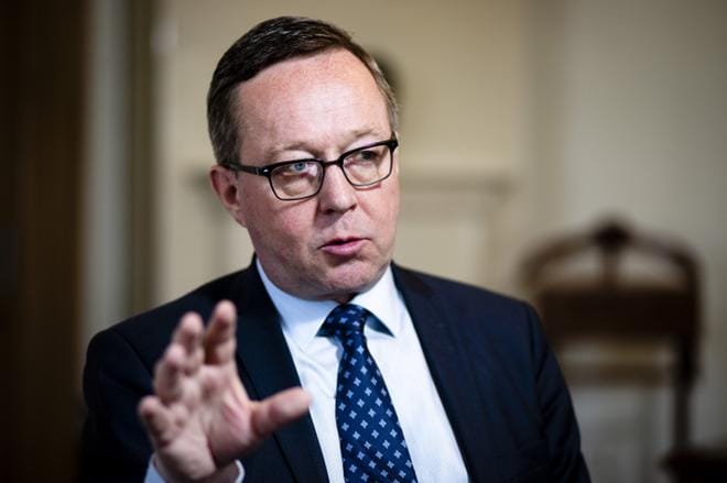 Elinkeinoministeri Mika Lintilä (kesk.) toivoo, että akkutehdashankkeesta voidaan kertoa jo lähimmän kuukauden aikana lisää. ARKISTOKUVA: JOEL MAISALMI