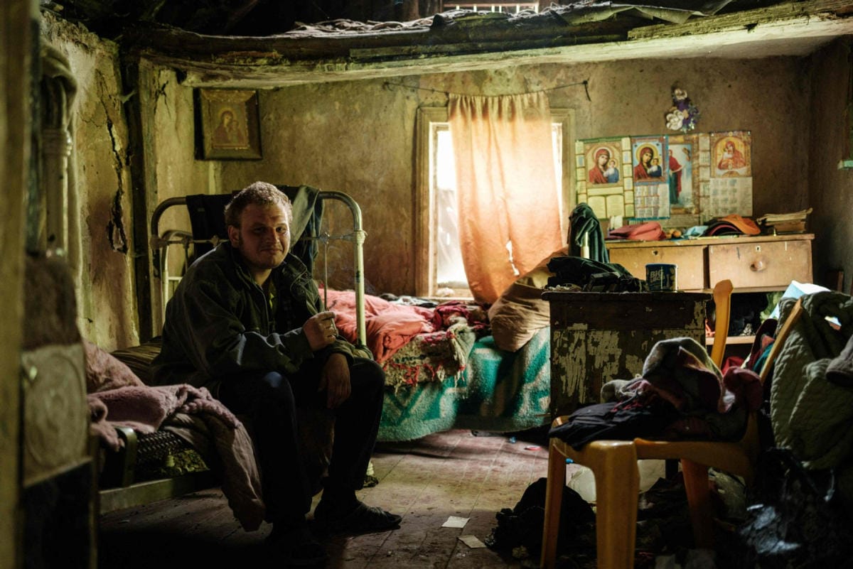 Mies vieraili äitinsä luona Itä-Ukrainassa. Asunnossa ei ole enää sähköä eikä vettä ja puhelinverkko ei toimi. Lehtikuva/AFP
