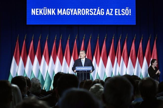 Pääministeri Viktor Orbán johtaa Unkaria ja Fidesz-puoluetta yksinvaltaisin ottein. KUVA: SZILARD KOSZTICSAK / EPA