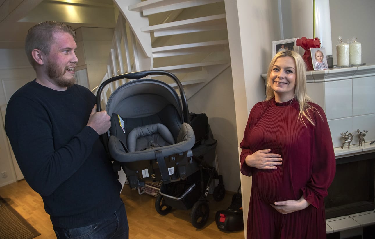 Sini ja Tomi Toivonen asuvat rivitalossa kodikkaalla omakotitaloalueella, jolle pariskunta muutti joulukuussa. Raskaus antoi vauhtia pariskunnan muuttosuunnitelmille. Uusi koti on Uudellamaalla, mutta alkujaan he ovat kotoisin Turusta.