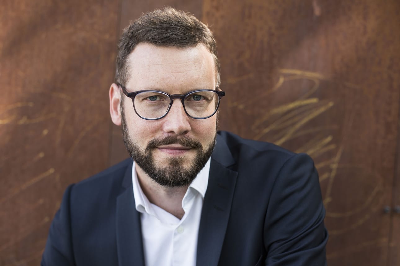 Joel Haahtela (s. 1972) on kirjailija ja lääkäri, jonka romaanit ovat olleet muun muassa Finlandia- ja Runeberg-palkintoehdokkaina.