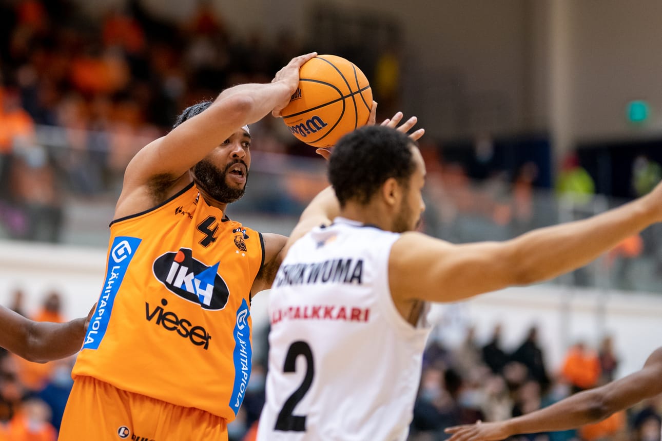 Rene Rougeau oli jälleen Karhu Basketin avainpelaajia. Arkistokuva