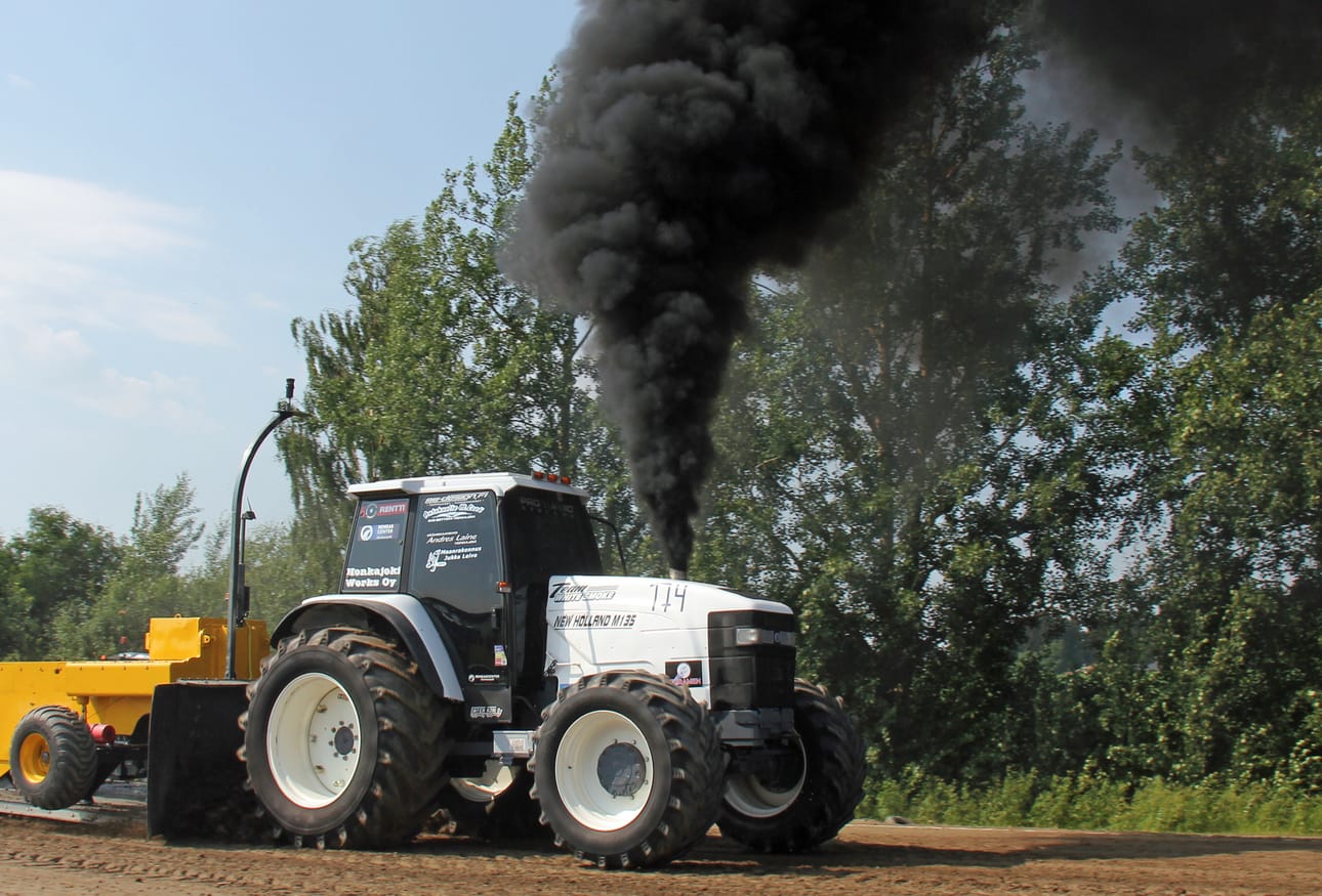Mikko Levä Honkajoelta veti New Holland M135:tä ja sijoittui luokassaan neljänneksi tractor pullingin kolmannessa SM-osakilpailussa Alahärmässä.