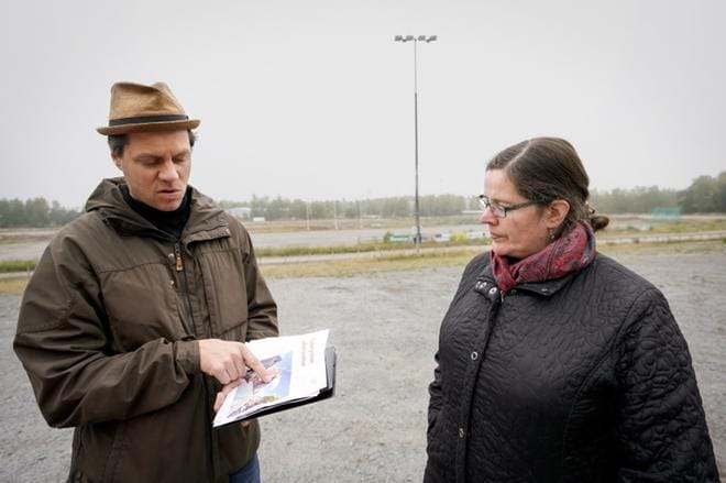 Oliver Schulte-Tigges ja Päivi Korkealaakso kertovat, että Ravilaaksoon tulee koti 2 500 asukkaalle 88 talokokonaisuuteen. KUVAT: SAMPPA TOIVONEN