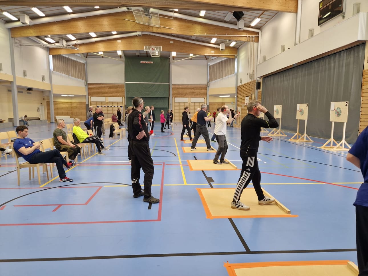 Tarinan Tikan järjestämät piirinmestaruuskisat vetivät lauantaina mukavasti kisaajia Jurvan liikuntahallille.