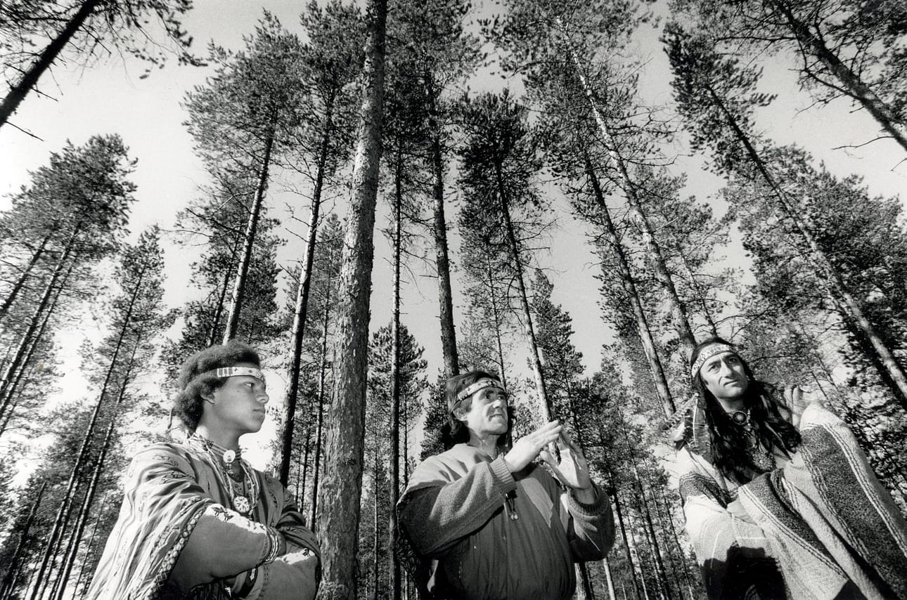 Elämäntapaintiaanit esittelivät toimintaansa Oulun Sanginjoella syksyllä 1991.