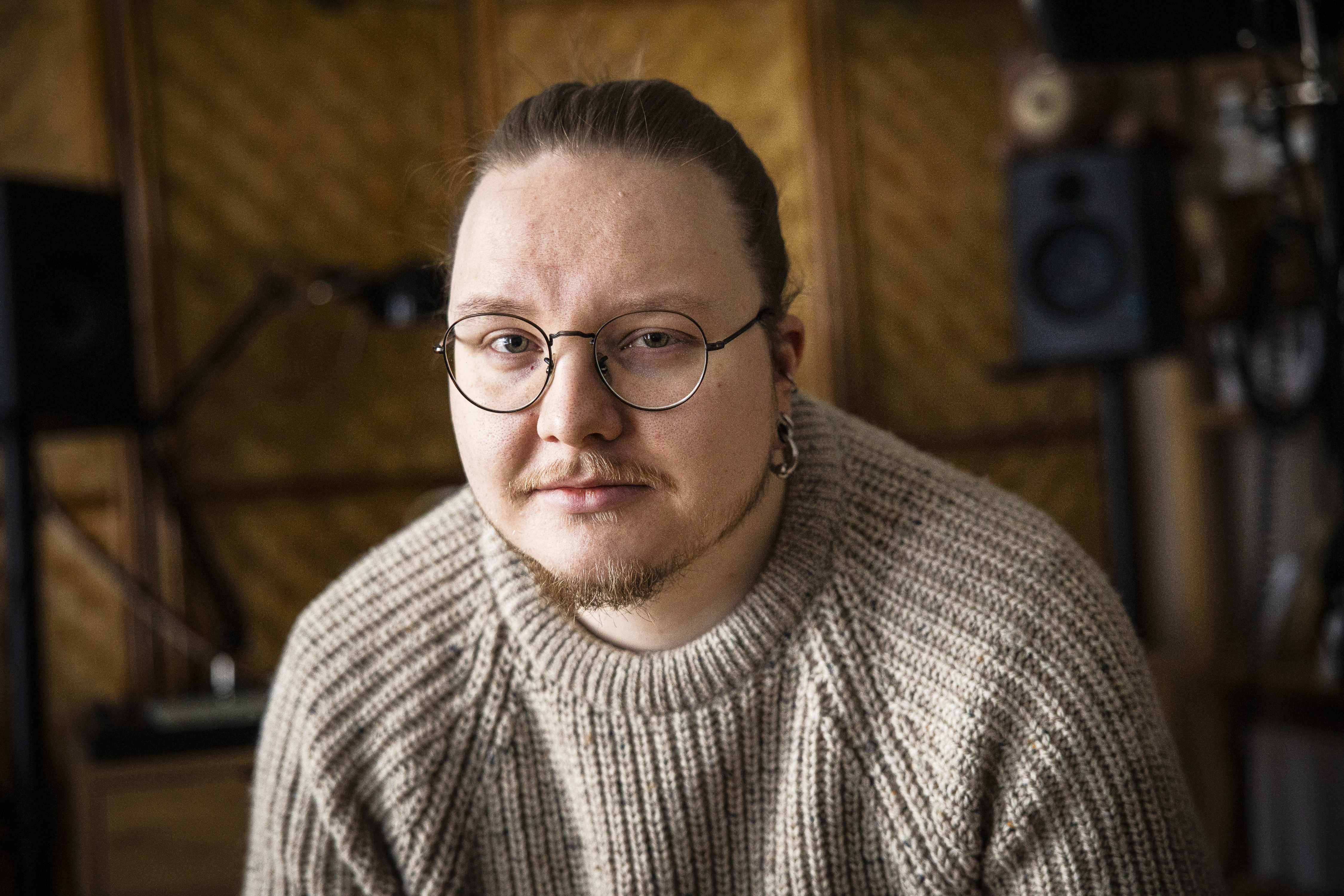 Taiteen tekijä: Näyttämöiltä näyttelyihin – Ante Jalvela luovii sujuvasti kuvataiteen ja musiikin maailmoissa