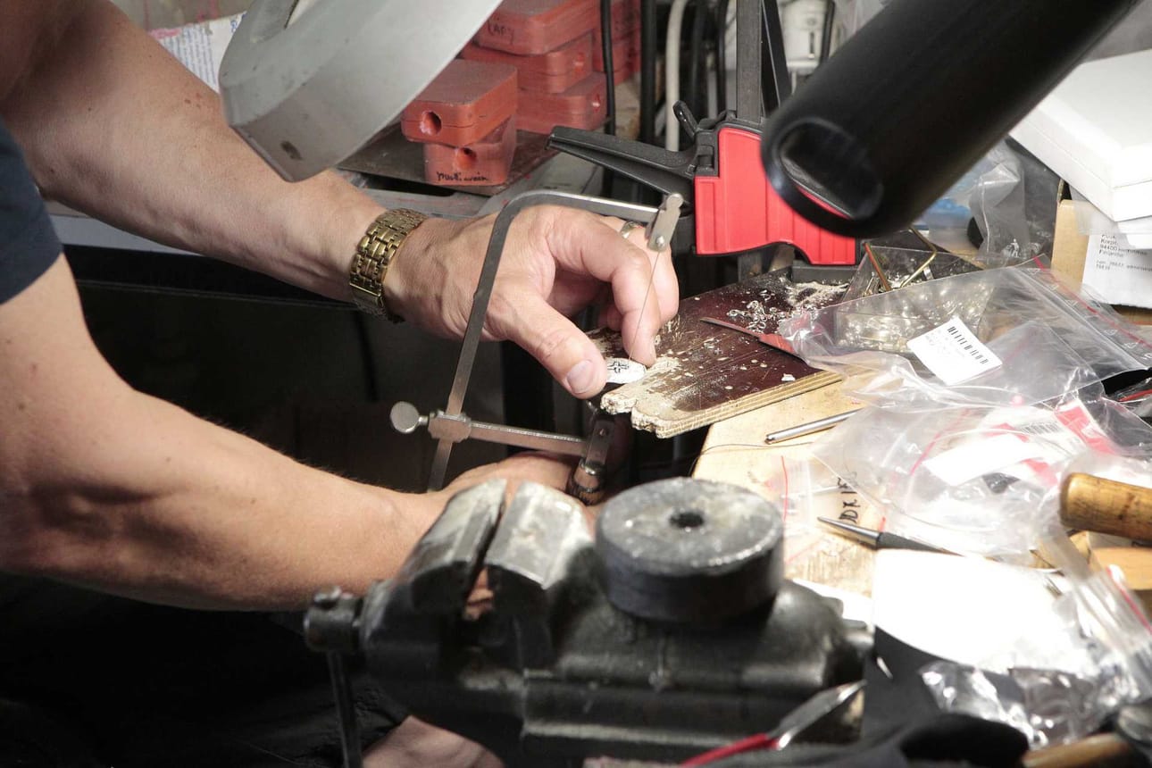 Korujen valmistuksessa käytetään muun muassa erikoissahaa, jolla saa pikkutarkkaa jälkeä aikaiseksi.