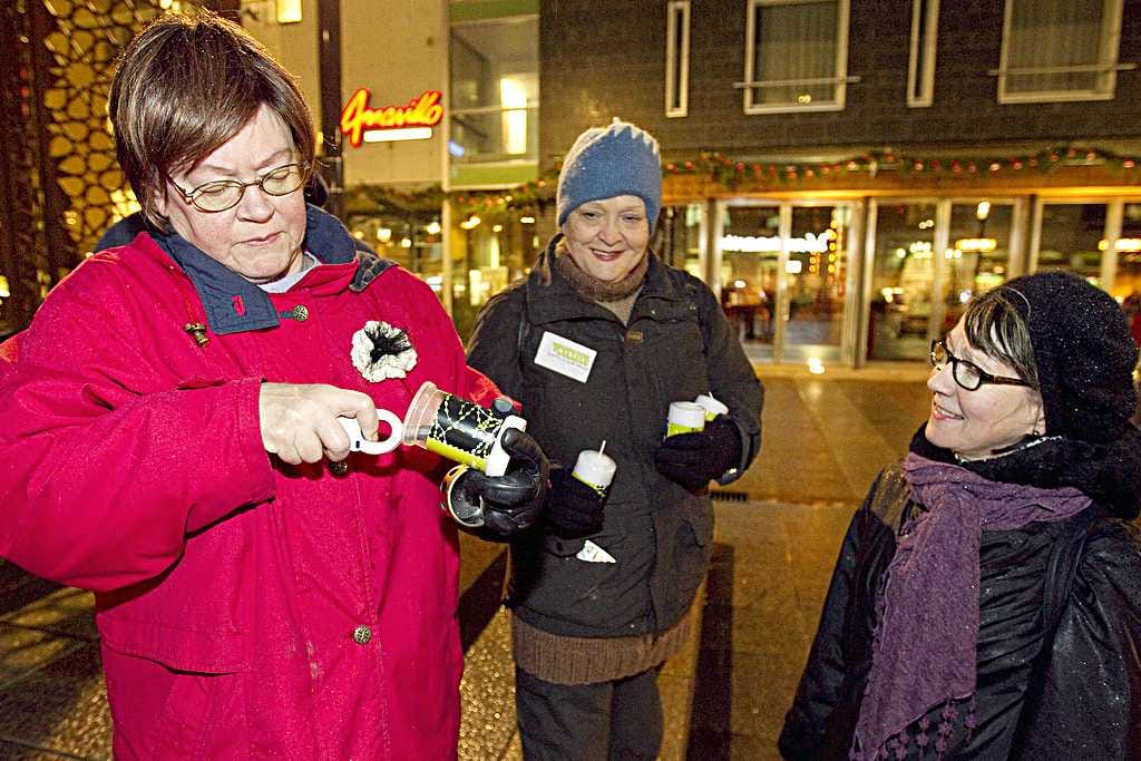 Kirsti Ojala sytytti kynttilöitä yhdessä Terttu Välikankaan (keskellä) ja Leena Akselan kanssa.