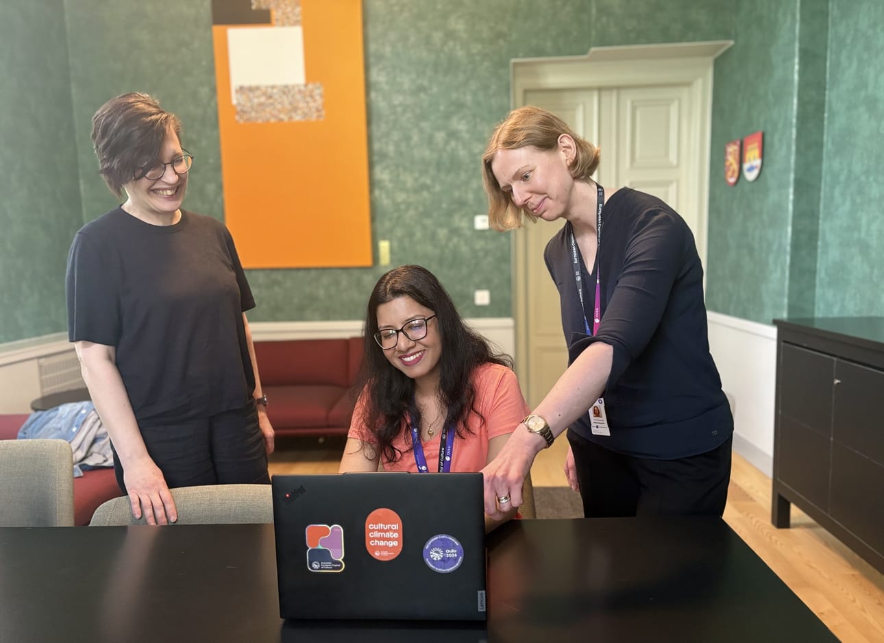 Kansainvälisten opiskelijoiden kokemuksia tutkivassa kehitystyössä ovat mukana Oulun yliopiston yhteiskehittämisen ja palvelumuotoilun asiantuntija Anna-Miia Suihkonen (vas.), harjoittelija Shimul Bhattacharjee ja Oulun kaupungin kehittämisasiantuntija Hanna Korpiaho.