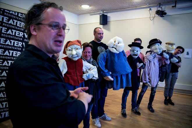 Wasa Teaterin lavalla nähdään syksyllä ensimmäistä kertaa nukkenäyttelijöitä, kun osa Viulunsoittaja katolla -musikaalin roolituksista hoituu nukkien avulla. Nuket ovat ohjaaja Markus Virralle uusi aluevaltaus. Kuvat: Paula Kaskimaa