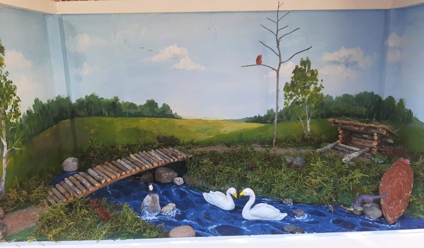 Pyhäjärven kylillä pääsee tutustumaan yhteisöjen omiin Pyhäjärvi 160 vuotta -minitaidegallerioihin, jotka luovat taidereitin luontoon.