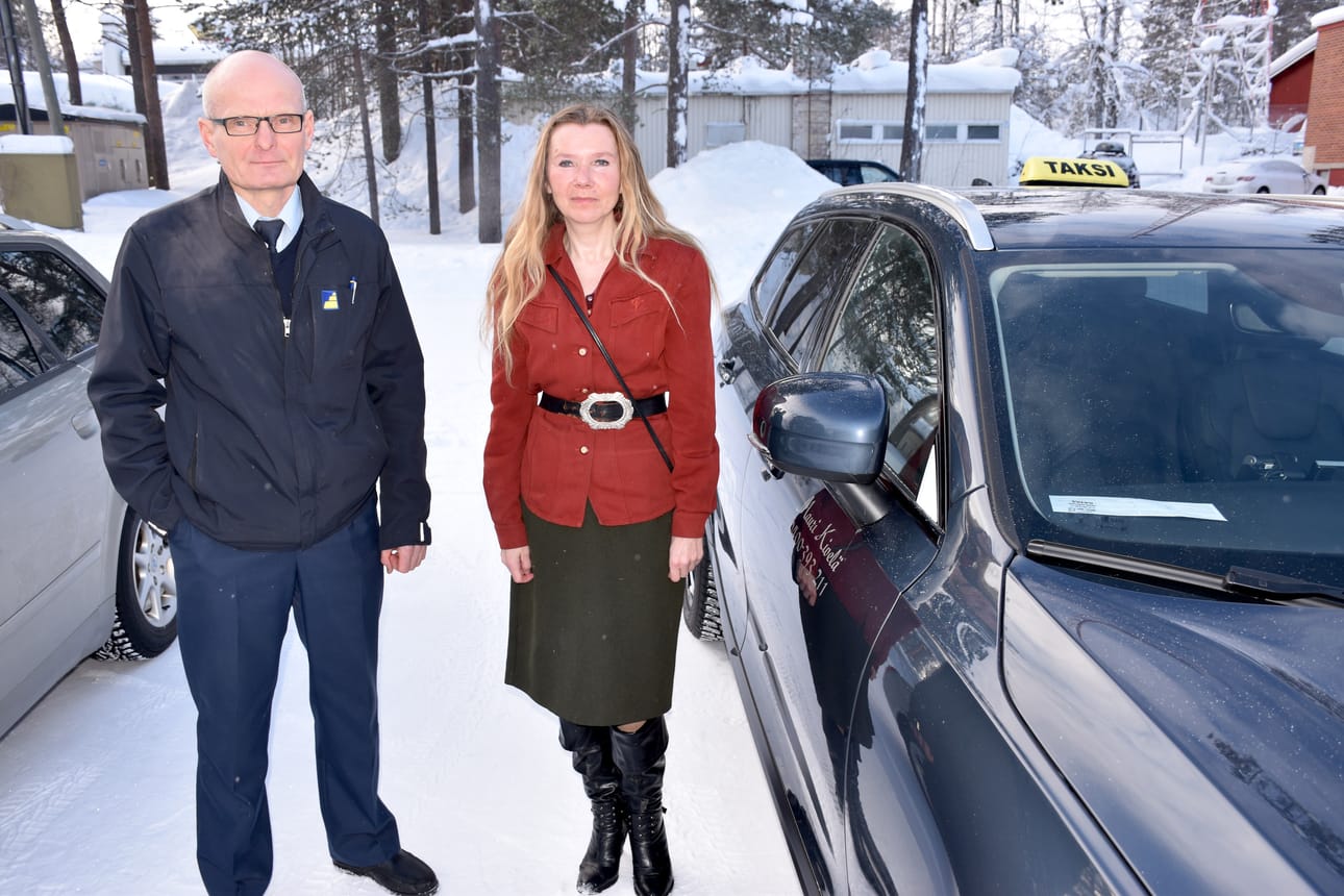 Annemaria Lievävirta käyttää asiointiinsa vammaispalvelulain perusteella myönnettävää yksilöllistä kuljetuspalvelua. Hänen kuljettajanaan jo kahdeksan vuotta on toiminut taksiyrittäjä Mauri Kivelä.