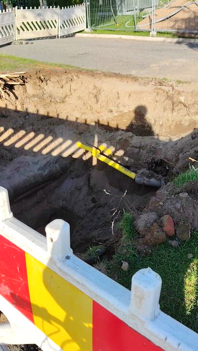 Työmaan ylempi kaivanto peitettiin muovipressulla. Lukija kuvasi uuden videon seuraavana päivänä tiistaina 9. kesäkuuta aamulla.