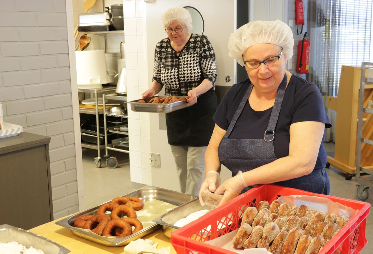 Valtava määrä munkkeja valmistui vappumyyjäisiin Oulaisten seurakunnassa vapaaehtoisvoimin.