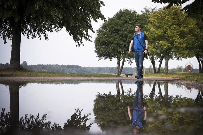 Pekka Karjanmaa liikkuu kameransa kanssa siellä, missä myrskytuuli puhaltaa. Hän on valmis ajamaan jopa satoja kilometrejä hyvän ukkosvalokuvan vuoksi. KUVA: JARNO PELLINEN