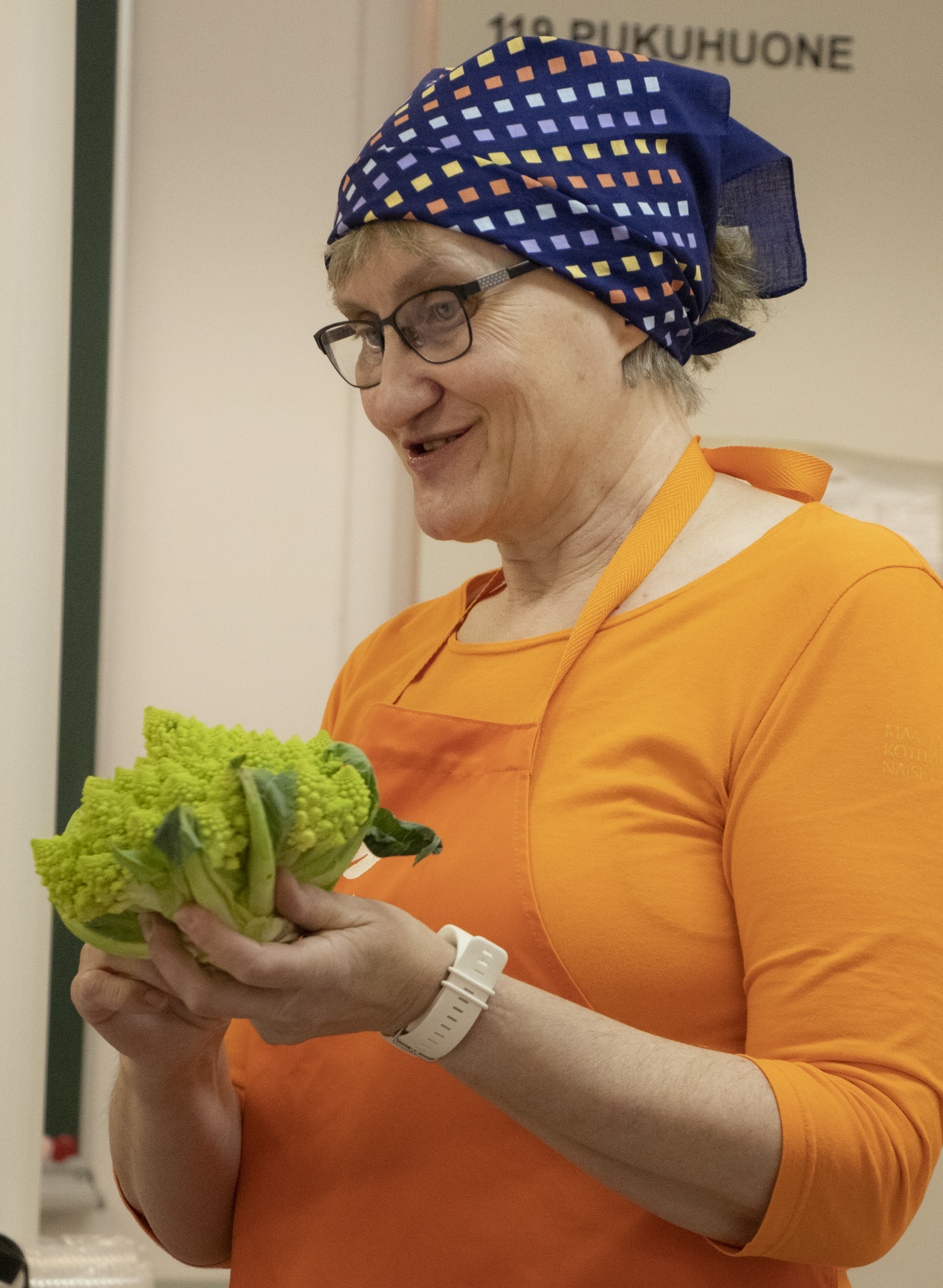 Maija Ojalehto esittelee romanesco-kukkakaalta jonka kartiomainen muoto tuo salaattiin silmäniloa.