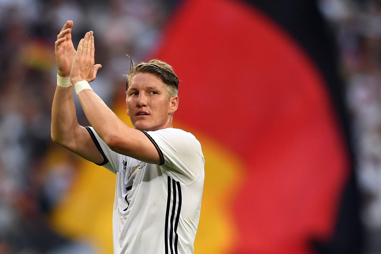 Bastian Schweinsteiger palasi Gelsenkirchenissä pelatussa Unkari-ottelussa tositoimiin. Arkistokuva.