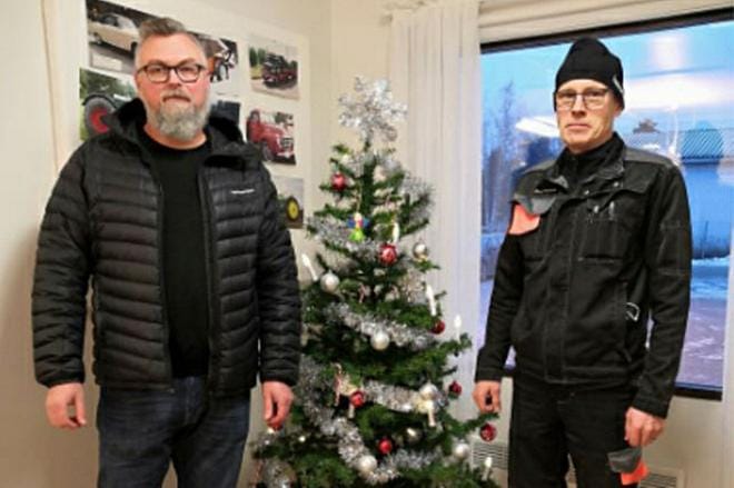 Järviseudun pallokerhon JPK:n puheenjohtaja Hannu Hirsimäki sai erityisen miellyttävän yhteydenoton Alajärvellä toimivan Finnkatsastus Oy omistaja Mika Paajasteelta. Finnkatsastus päätti tukea JPK:n junioreita lahjoituksella.