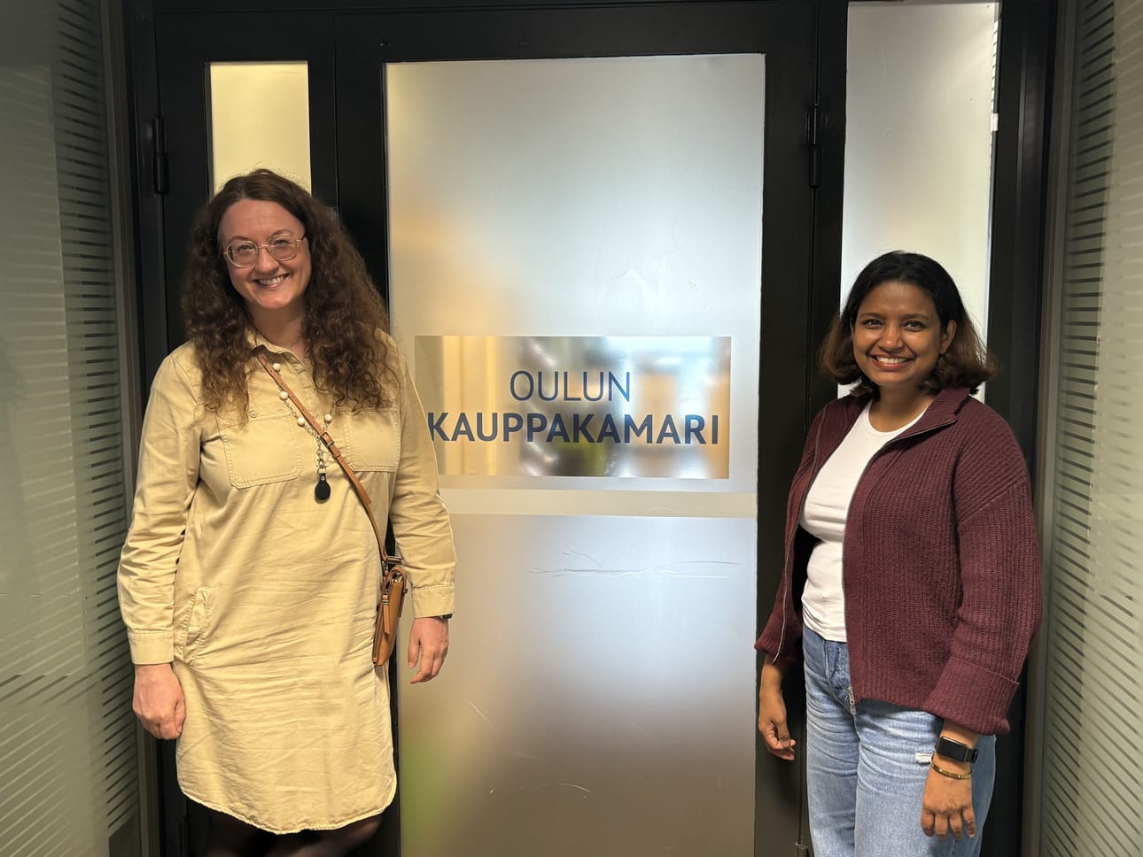 Oulun kauppakamarin palvelusektorin johtaja Mari Viirelä (vas.) ja Nelum Wickramasinghe pitävät kieliharjoittelua onnistuneena kokemuksena.