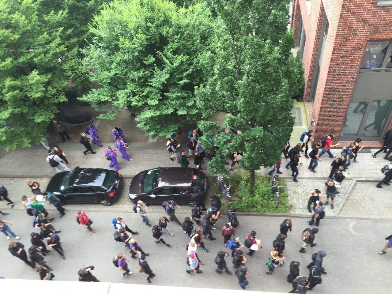 Suomalainen Tuomas Ahonen asuu aivan Hampurin keskustassa. Hänen ikkunastaan näkyy, kun mielenosoittajat kulkevat kokoontumispaikalleen.