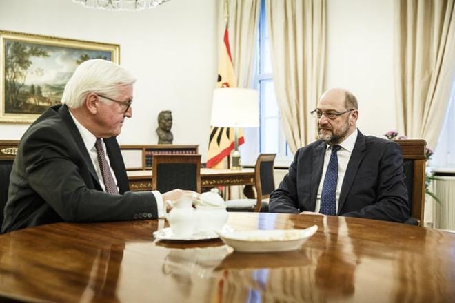 Kaksi demaria, liittopresidentti Frank-Walter Steinmeier (vas.) ja SPD:n puheenjohtaja Martin Schulz ruotivat Saksan hallituskuvioita torstai-iltana. KUVA: Jesco Denzel / EPA