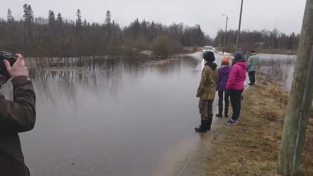 Tulvaa Inarin Ivalossa Näverniemen tiellä 12.5.2018