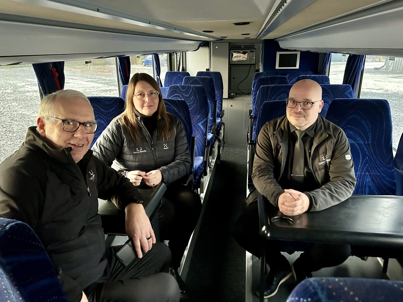 Saaga Travelin toimitusjohtajana toimii nyt Kimmo Kokkonen (kuvassa oikealla), vasemmalla aiemmin yrityksen liiketoimintajohtajana toiminut Pekka Kimpimäki sekä edellinen toimitusjohtaja Sanna Kimpimäki. Kuva vuodelta 2024, jolloin Kimpimäet valittiin Kempeleessä vuoden yrittäjiksi.