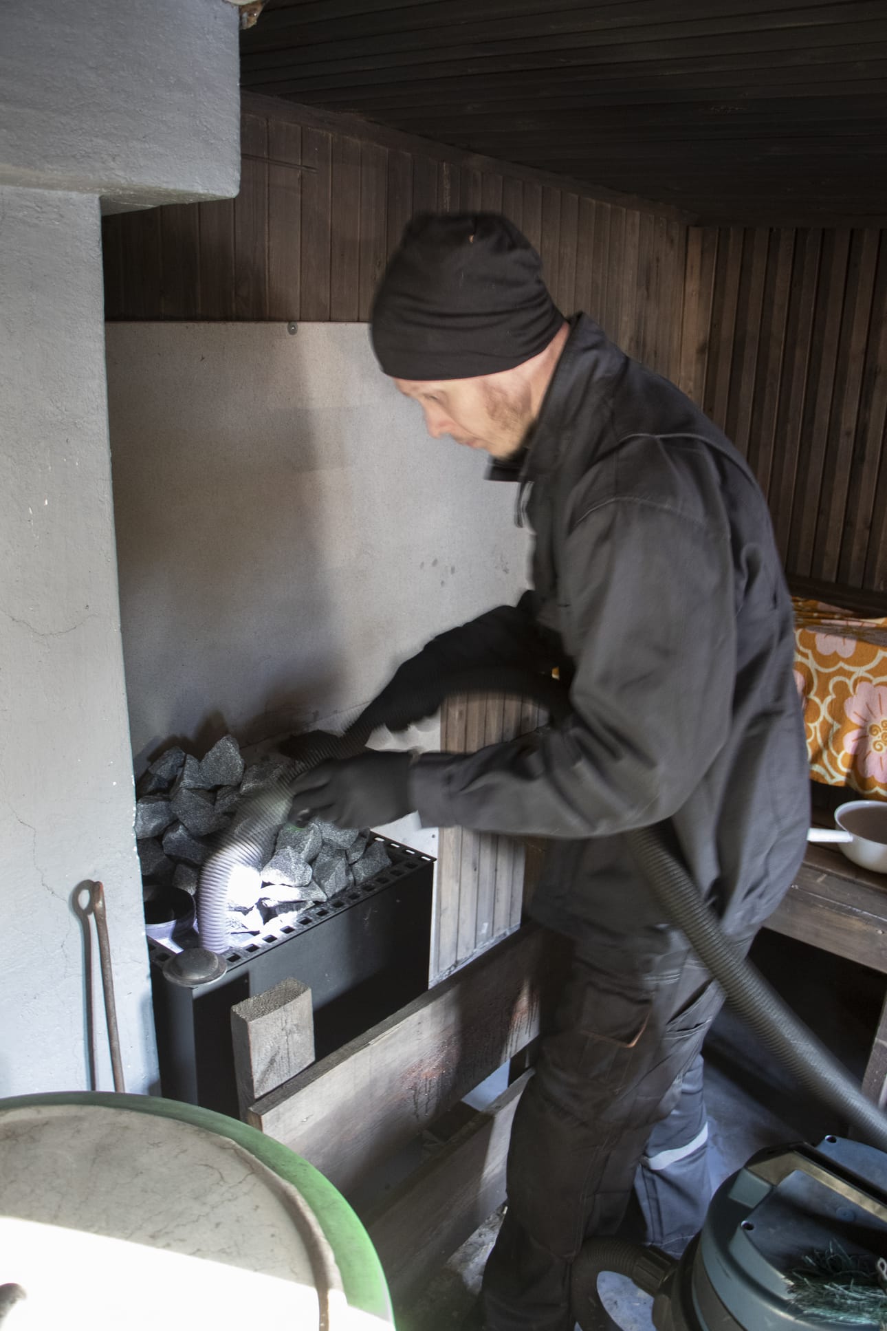 Nuohooja tarkistaa nuohouksen lisäksi sekä tulisijojen että hormien kunnon ja huomauttaa tarvittaessa korjaustarpeesta.