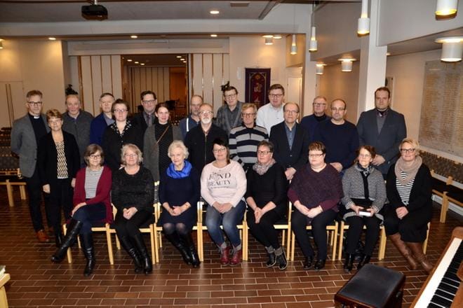 Alajärven uusi kirkkovaltuusto kokoontui viime viikolla ensimmäiseen kokoukseensa seurakuntatalolle. Edessä vas. Paananen Marja-Leena, Korkia-aho Seija, Leppäaho Ritva, Harjula Heli, Lahti Leila, Koivulampi Hanna, Kuoppa-aho Aune, Joensuu Sanna. 2. rivi vas. Luoma Tuula, Penninkangas Sanna, Kellokoski Juliaana, Niskala Kimmo, Niskakangas Jorma, Moisio Tapio, Juha Sillanpää, Antti-Kalle Levijoki. 3. rivi vas. Auranen Ari, Hauta-aho Jorma, Rintamäki Esko, Tiistola Markku, Nurmi Jukka, Vistbacka Raimo, Hirvelä Reijo ja Peltokangas Erkki. Kuvasta puuttuu Torsti Orajärvi. KUVA: MARKKU TURPELA