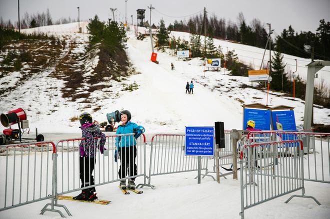 Hiihtolomaa viettäville koululaisille ja nuorille on Vaasassa tarjolla runsaasti ohjelmaa. Esimerkiksi alakouluikäisille järjestetään Öjbergetillä liikuntaleiri. – Haluamme järjestää elämyksiä myös niille nuorille, jotka jäävät Vaasaan hiihtolomalla, kertoo nuorisosihteeri Kaisa Salo Vaasan kaupungilta. Kuva: Timo Annanpalo