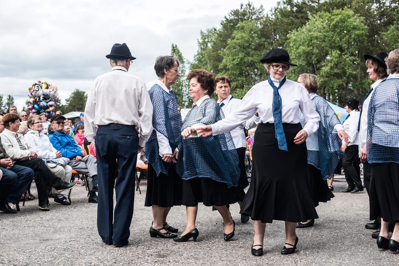 Kansalaisopiston senioritanssijat tanssivat muun muassa Posio-valssin Suomi 100 -juhlavuoden kunniaksi sinivalkoisin vaattein.