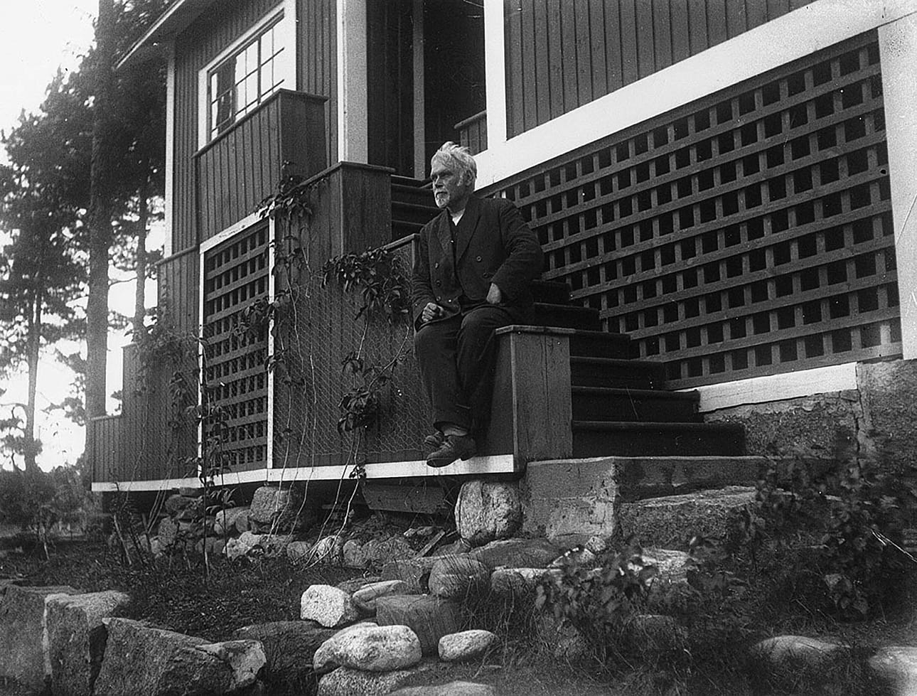 Yksinäinen Volter Kilpi Lintukodon portailla, kuva julkaistu Turun Sanomissa 4.9.1928.