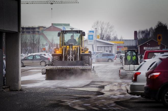 Katupöly nostaa hengitettävien hiukkasten pitoisuuksia. Kuva Jaakko Elenius